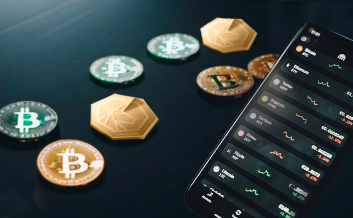 Montagem com celular e gráficos de criptomoedas e, ao lado, algumas criptomoedas