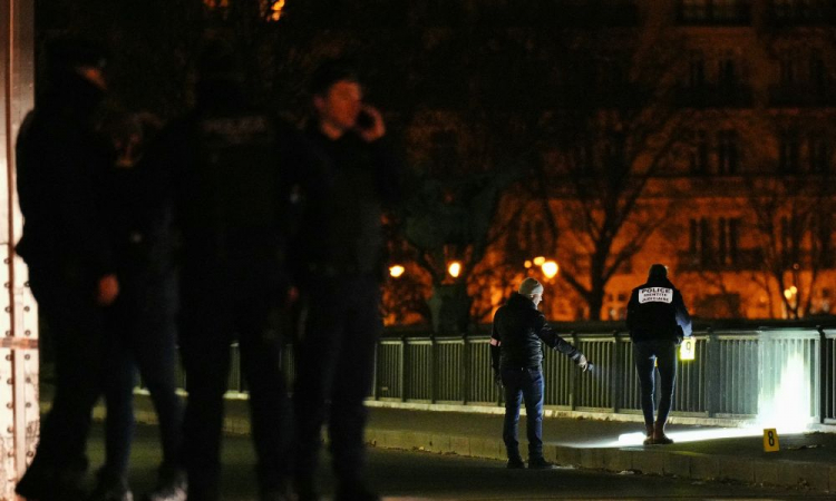 Extremista islâmico mata turista alemão a facadas perto da Torre Eiffel 