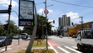 Termômetro marca 39°C na Avenida Ataliba Leonel, no bairro de Santana, região norte da cidade de São Paulo