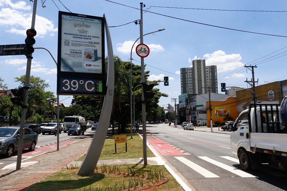 Termômetro marca 39°C na Avenida Ataliba Leonel, no bairro de Santana, região norte da cidade de São Paulo