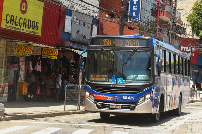 Ônibus da EMTU circulando na região de São Mateus e Santo André, na Grande São Paulo