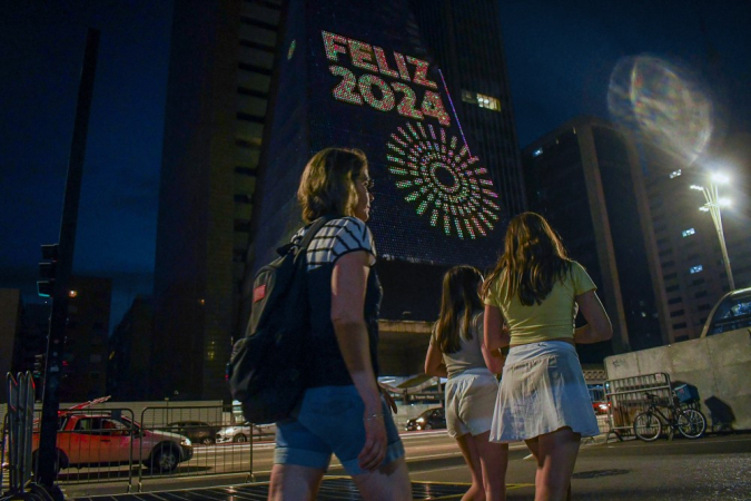 Fachada do Prédio da Federação das Indústrias do Estado de São Paulo (Fiesp), na Avenida Paulista, exibe mensagem de Feliz 2024,