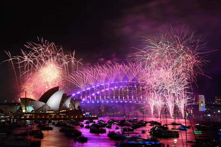 Fogos de artifício são vistos sobre a Sydney Opera House e a Harbour Bridge durante as celebrações do Ano Novo em Sydney, Austrália, 1º de janeiro de 2024.