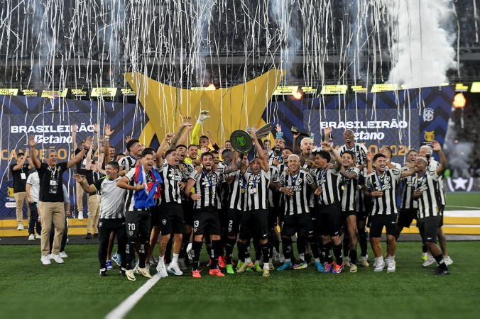 Elenco botafoguense recebe a taça do Brasileirão 2024