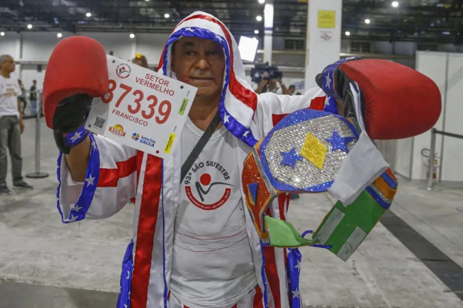 Corredor Francisco, que irá correr fantasiado de boxeador, exibe seu kit