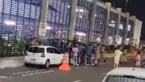 Desembarque do Bahia tem protesto e polícia dispara contra torcedores; veja vídeo