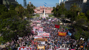 Argentinos foram às ruas protestar contra as medidas econômicas de Javier Milei