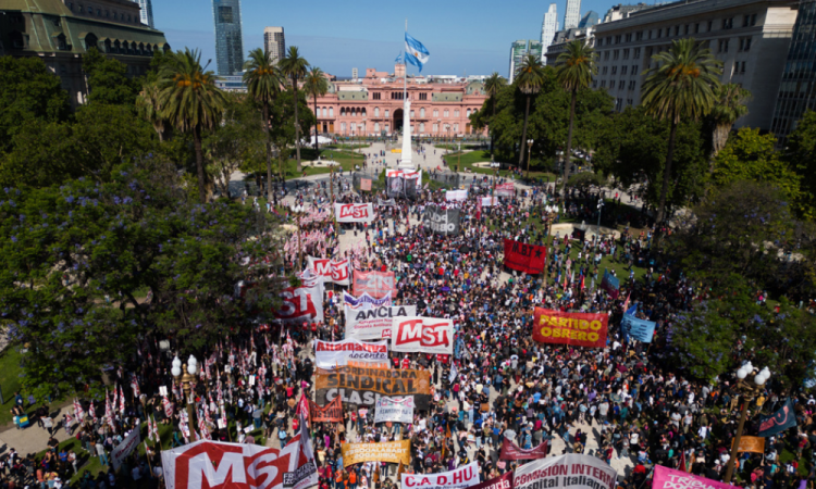 Argentinos foram às ruas protestar contra as medidas econômicas de Javier Milei