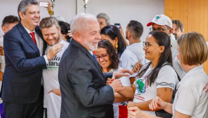 Lula cumprimentando integrantes do Movimento dos Atingidos por Barragens