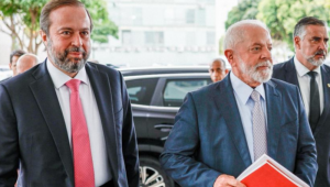Lula ao lado do ministro Alexandre Silveira