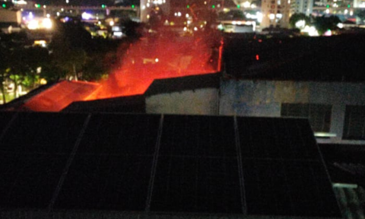 Incêndio em fábrica de tecidos na zona leste de São Paulo