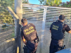 Policiais federais cumprindo mandados de busca e apreensão em um imóvel