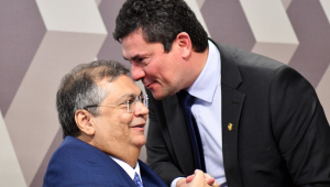 O ministro da Justiça, Flávio Dino, recebe os cumprimentos do senador, Sérgio Moro (União Brasil-PR), antes das perguntas da sabatina