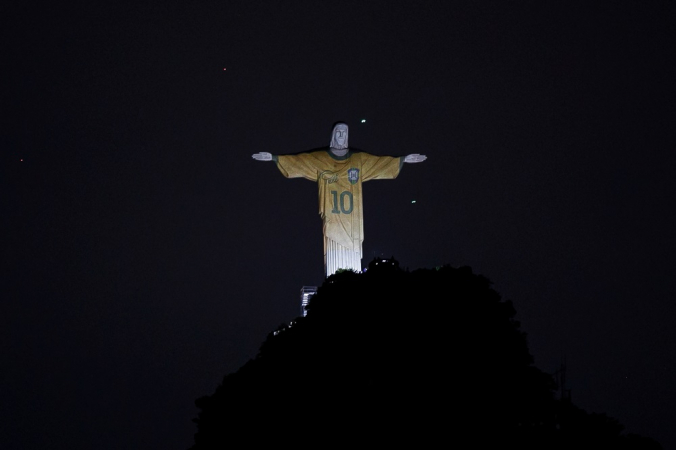 Vista do Cristo Redentor, no Corcovado, Rio de Janeiro, que recebeu a projeção da camisa 10 da Seleção Brasileira usada por Pelé