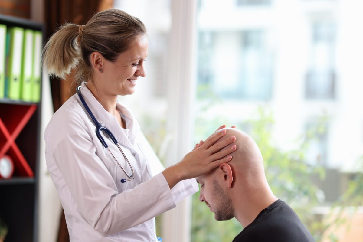 Um dos primeiros passos para controlar a queda de cabelo é consultar um especialista 