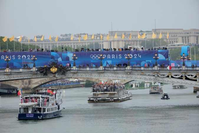 Atletas navegam pelo rio Sena durante a Cerimônia de Abertura dos Jogos Olímpicos de Paris