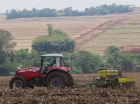 Produtores rurais de Maringá, na Região Centro-Oeste do Paraná, aproveitaram o clima seco com previsão de chuvas intensas, para começar o plantio de soja