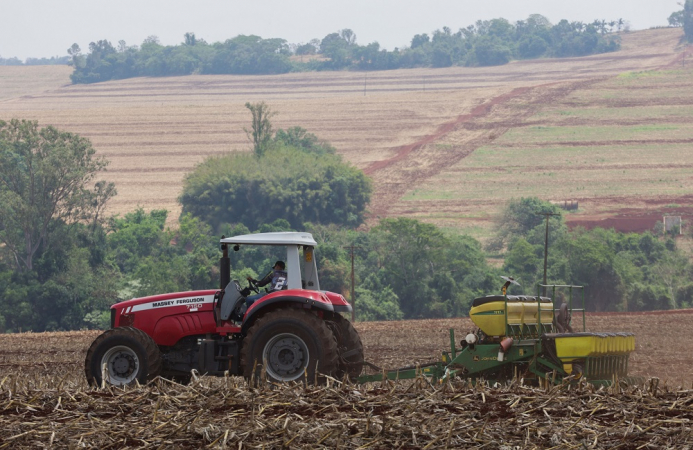 Produtores rurais de Maringá, na Região Centro-Oeste do Paraná, aproveitaram o clima seco com previsão de chuvas intensas, para começar o plantio de soja