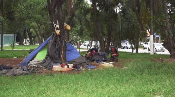 Moradores de rua moram em barracas na região da avenida Gastão Vidigal, próximo ao Ceagesp