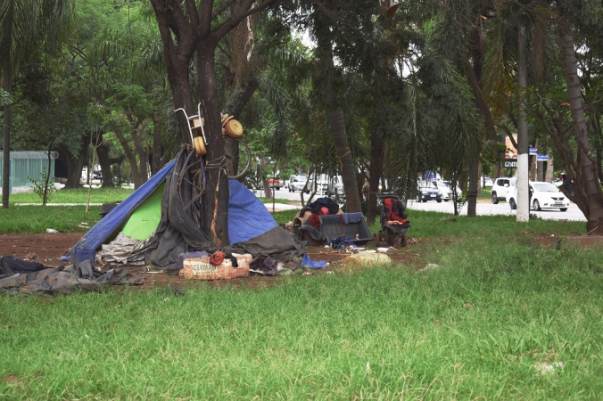 Moradores de rua moram em barracas na região da avenida Gastão Vidigal, próximo ao Ceagesp