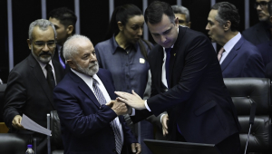 Lula cumprimenta Rodrigo Pacheco na Câmara