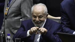 Lula faz sinal durante promnulgação da reforma tributária