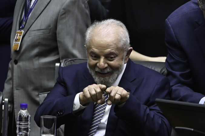Lula faz sinal durante promnulgação da reforma tributária