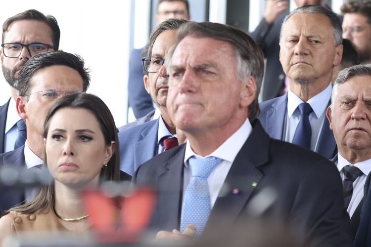 Bolsonaro revela à PF que mandou R$ 2 milhões para filho Eduardo: ‘Dinheiro limpo e legal’