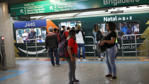 Passageiros na estação Brigadeiro do metrô