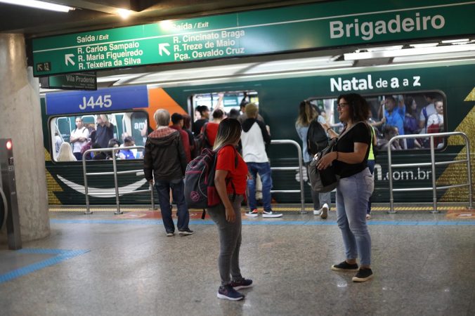 Passageiros na estação Brigadeiro do metrô