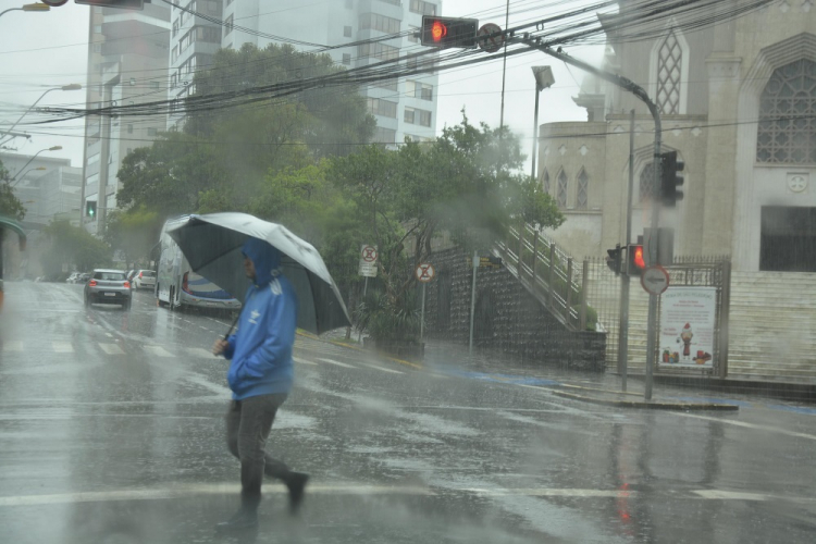 Rio Grande do Sul entra em alerta para tempestades, e ventos podem chegar a 100 km/h