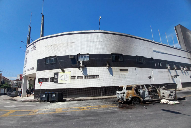 Torcedores invadiram a Vila Belmiro na manhã desta quinta-feira, 7