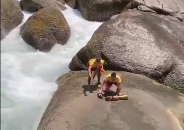 Turistas arrastados por correnteza são resgatados em Ubatuba, no Litoral Norte de SP; assista