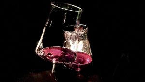 Brinde com duas taças de vinho em foto preta e branca