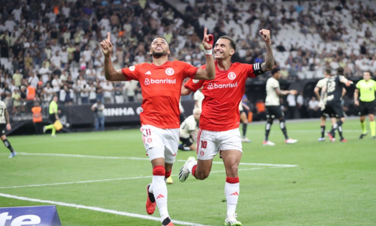 Corinthians perde para Internacional em noite de despedia de Fábio Santos