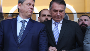 Tarcísio de Freitas e Jair Bolsonaro lado a lado, com Eduardo Bolsonaro aparecendo entre os dois (apenas sua cabeça)