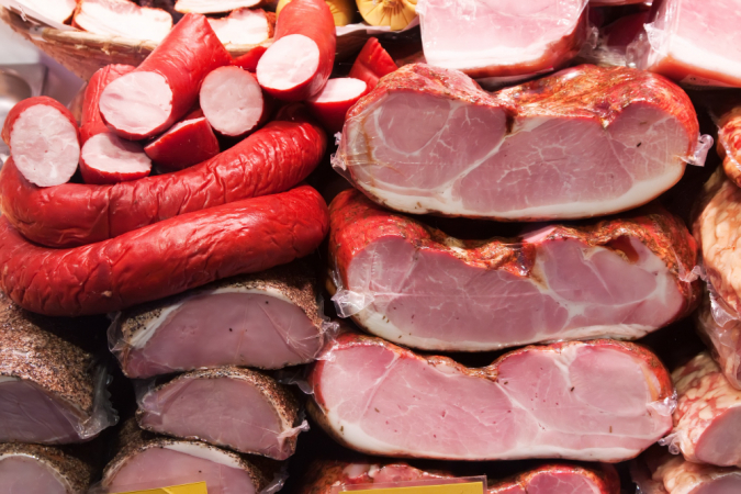 Salsichas, linguiças e outros tipos de carne suína em açougue