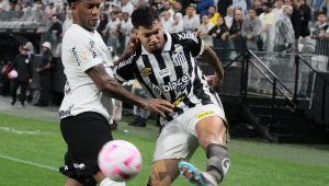 Gil marca Marcos Leonardo durante clássico entre Corinthians e Santos, na Neo Química Arena
