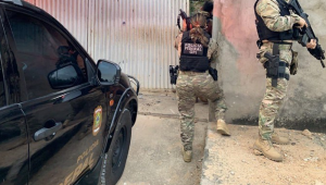 Agentes da Polícia Federal participam da Operação Transloading, contra o tráfico de armas e drogas