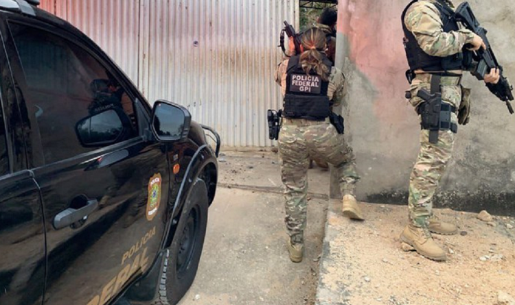Agentes da Polícia Federal participam da Operação Transloading, contra o tráfico de armas e drogas