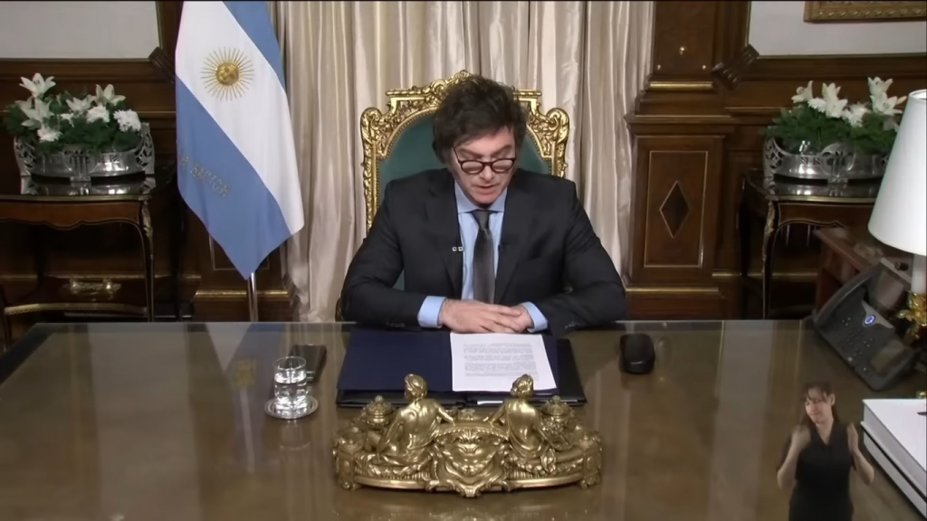 Milei anuncia plano para cortar 70 mil servidores públicos na Argentina - Jovem Pan