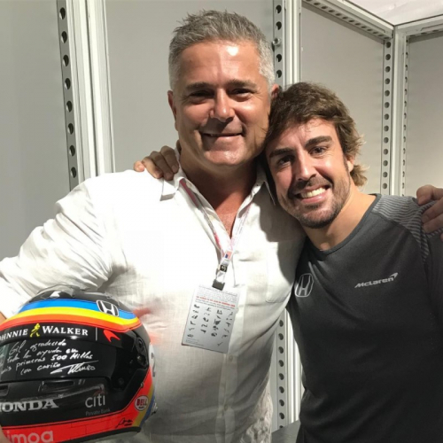 Gil de Ferran e Fernando Alonso abraçados