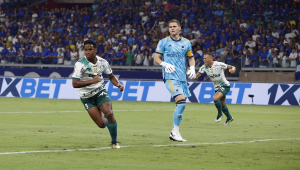 Atacante Endrick, do Palmeiras, comemora gol marcado no duelo contra o Cruzeiro, no Mineirão
