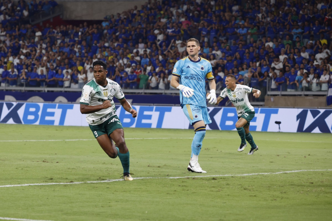 Atacante Endrick, do Palmeiras, comemora gol marcado no duelo contra o Cruzeiro, no Mineirão