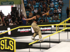 Skatista faz manobra durante competição