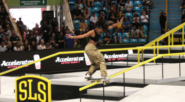 Skatista faz manobra durante competição
