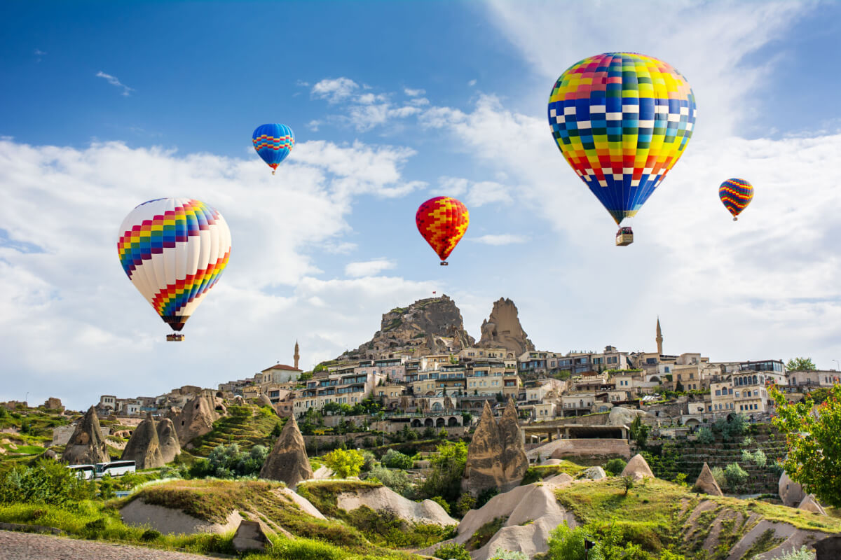 A presença constante dos balões de ar quente no céu da Capadócia é um de seus atrativos mais famosos 