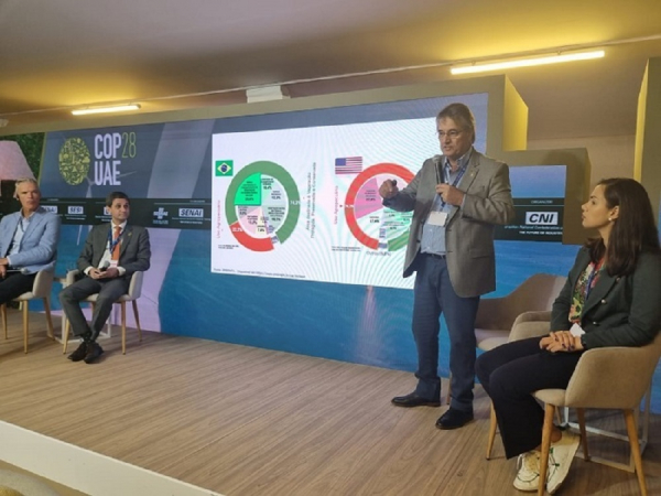 Gedeão Pereira, vice-presidente de Relações Internacionais da CNA, comanda painel na COP28