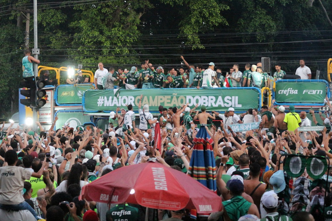 Elenco da equipe do Palmeiras comemora com a torcida e exibe a taça de dodecacampeão