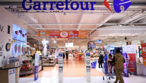A entrada do hipermercado Carrefour é retratada em 29 de março de 2023, em Villeneuve-la-Garenne.